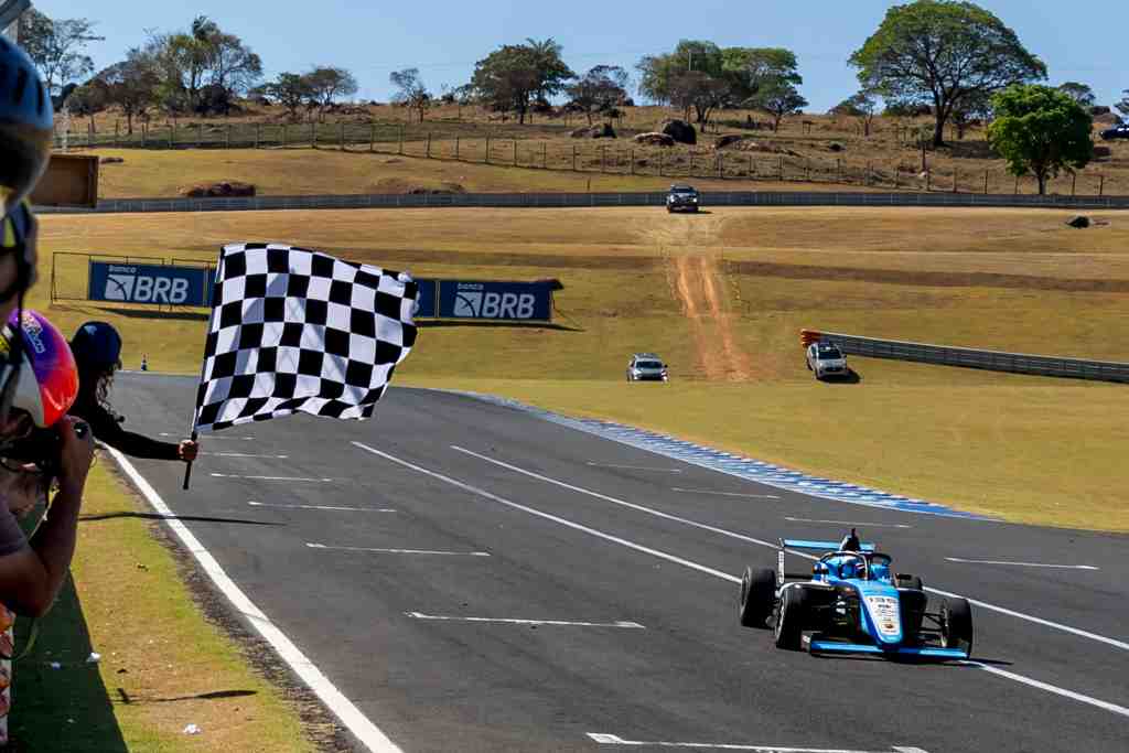 F4: Sábado quente tem festa com vitórias de Filippo Fiorentino e Rogério Grotta no Velocitta