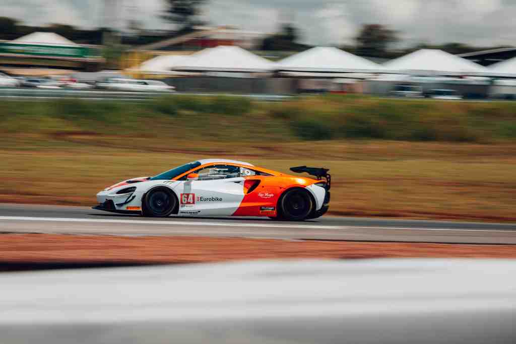Endurance: Vitória do estreante McLaren Artura GT4 da Eurobike Motorsport na abertura do Endurance Brasil 2026