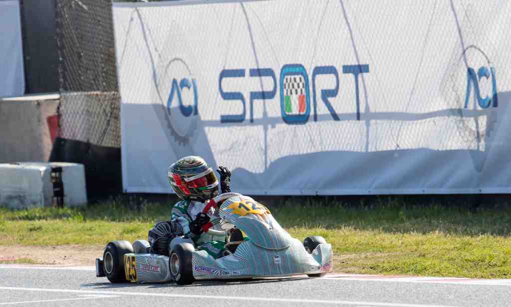 Kart: Álvaro Medeiros faz ultrapassagem dupla na última curva e conquista pódio na Itália