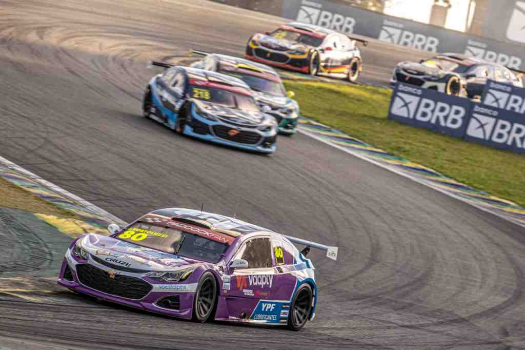 StockLight: João Bortoluzzi celebra escalada na estreia