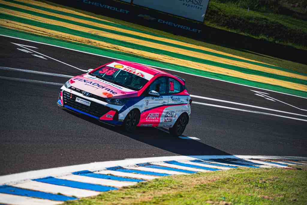 HB20: Manu Clauset faz corridas de superação em Cascavel e sustenta liderança feminina na Copa Hyundai HB20