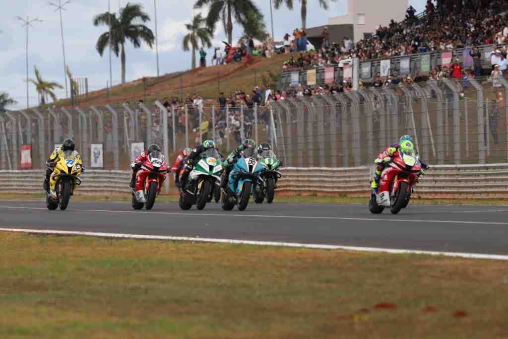 Motovelocidade: Maxi Scheib vence a GP1000 by Motul após disputa intensa com Granado no MOTO1000GP em Goiânia