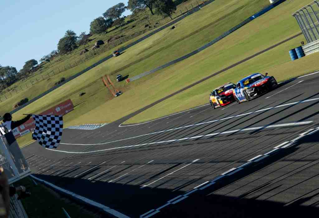 Nascar Brasil: Vitor Genz vence a Corrida 1 da NASCAR Brasil no Velocitta