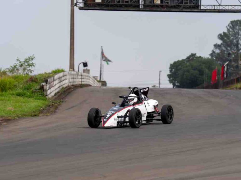 FormulaVee: Logitech G Racing Series une automobilismo real e virtual a grandes influenciadores em campeonato inédito no Brasil