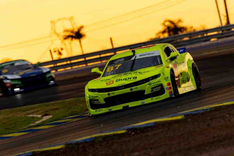Nascar Brasil: Jorge Martelli emociona a torcida mato-grossense na corrida noturna da NASCAR Brasil