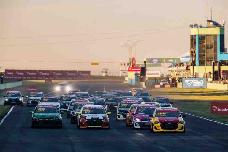 Turismo Nacional: De 25º para a vitória: Massa e Favarin vencem etapa endurance no RS