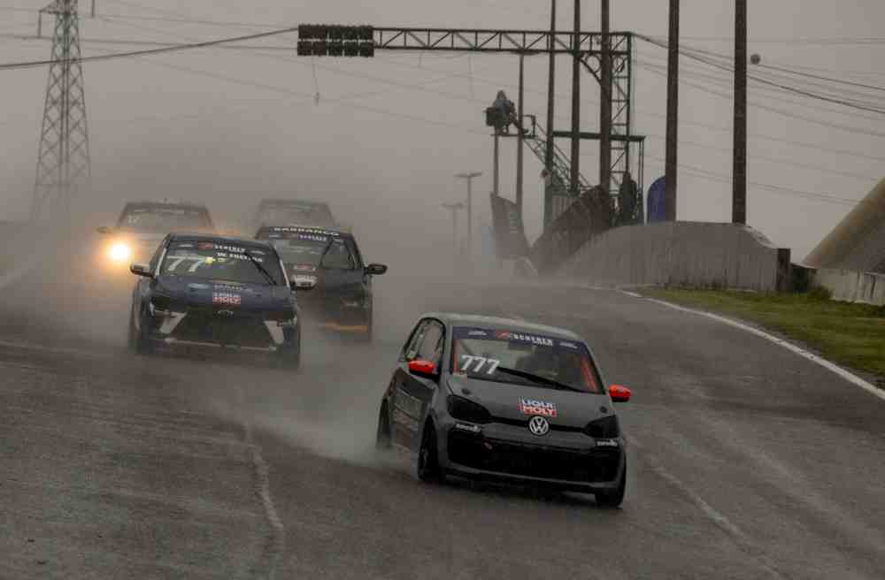 Marcas: Campeonato MBR, Henrique Basso vence corrida sob chuva após duelo até a última curva em Cascavel